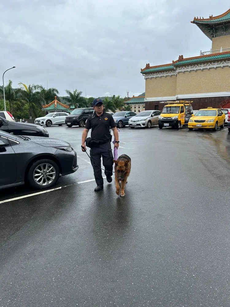 警員帶領偵爆犬巡視故宮院區。翻攝畫面