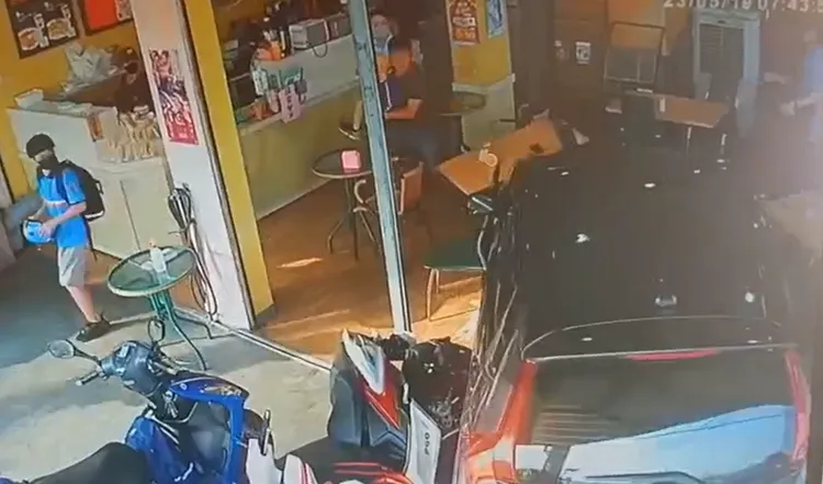自小客衝入早餐店，嚇壞店內用餐客人。讀者提供