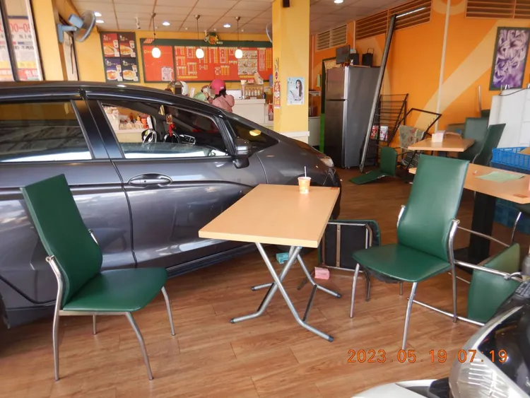 自小客衝入早餐店，造成店內桌椅及柱子毀損。讀者提供