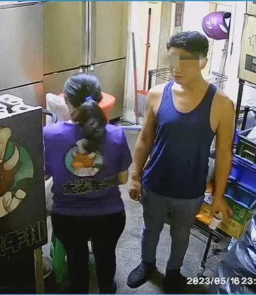 他偷摸女店員大腿　霸氣老闆公布「狼照」！一招討公道被讚爆