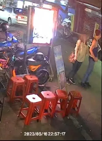 男子當時和一名女伴一起前往用餐，卻對女店員伸出鹹豬手。翻攝自爆料公社