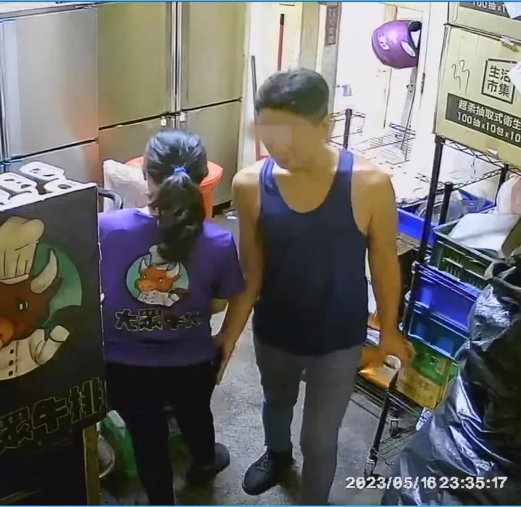 他偷摸女店員大腿全被拍下。翻攝自爆料公社