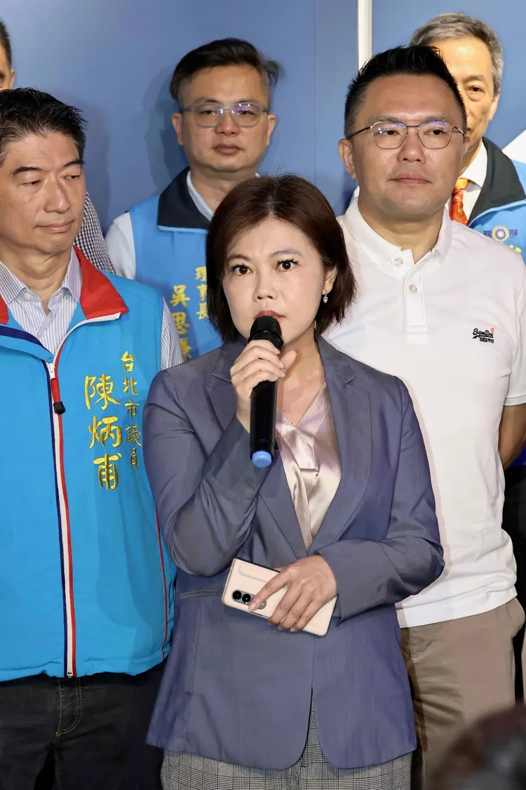 游淑慧（中）喊話王世堅，「希望每次看到我，都可以送1份禮物。」施昂強攝