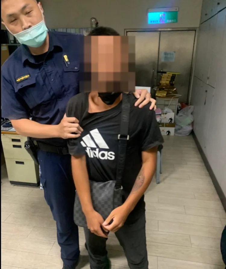 警方逮到襲胸色狼。翻攝畫面