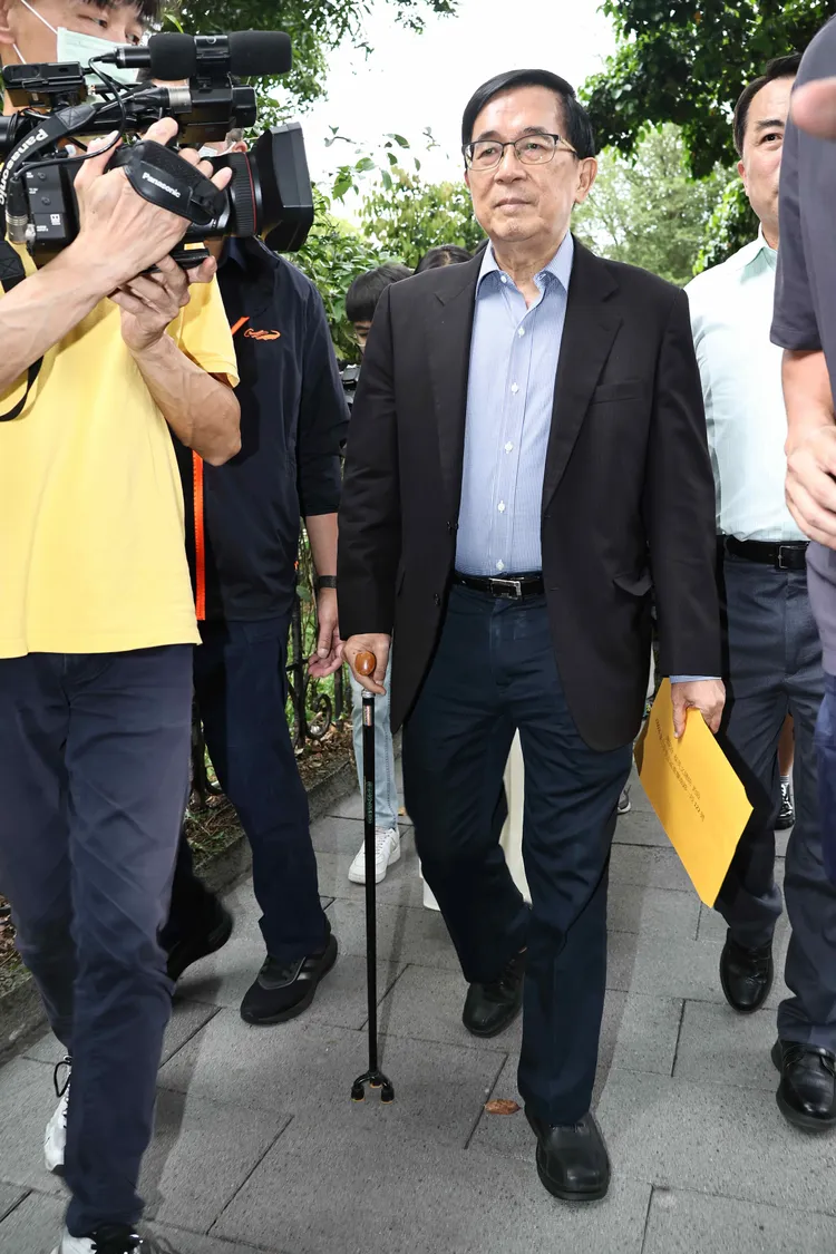 陳水扁手持請願書，信封署名要給總統蔡英文。施昂強攝