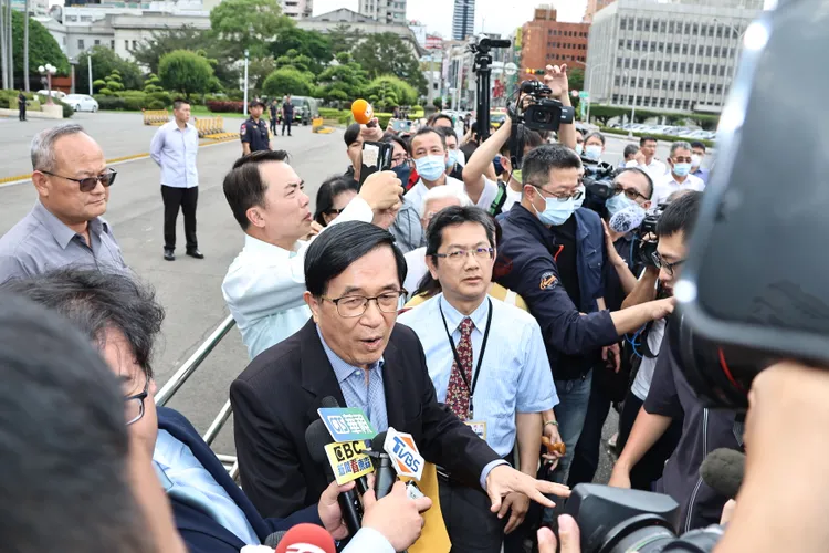 現場混亂，維安戒備深怕發生衝突。施昂強攝
