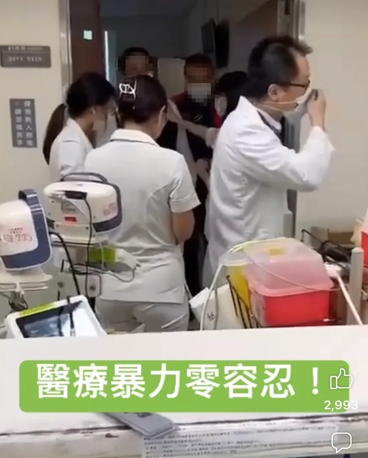 醫護上前阻止，仍擋不住張男攻擊。翻攝自李承哲臉書