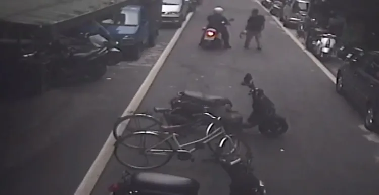 許男攔下警員。海山警分局提供