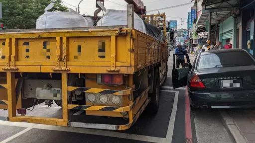違停又亂開車門！大貨車經過撞上　新北男車毀損還要被開罰