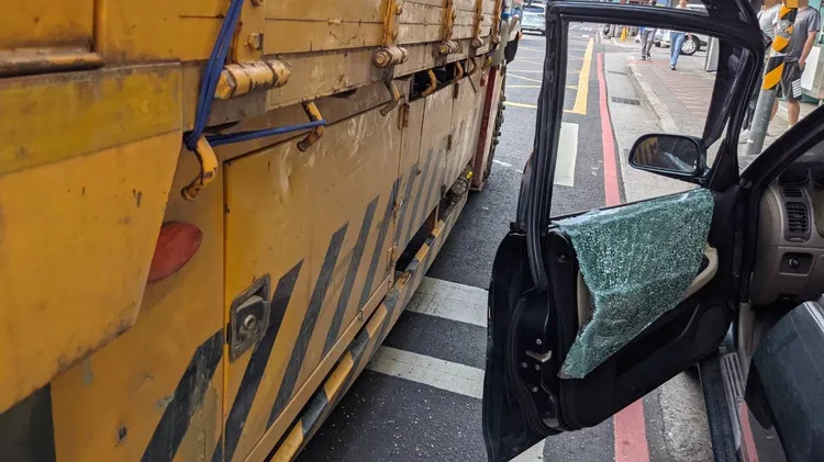 廖男車窗玻璃全碎。蘆洲警分局提供