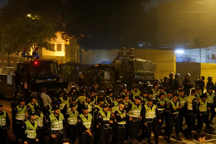 顧巴斯支持者與警方在選舉法庭對峙、衝突。路透社