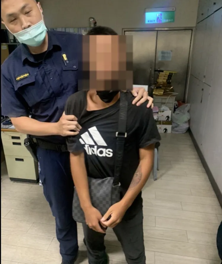 警方逮到襲胸色狼。翻攝畫面