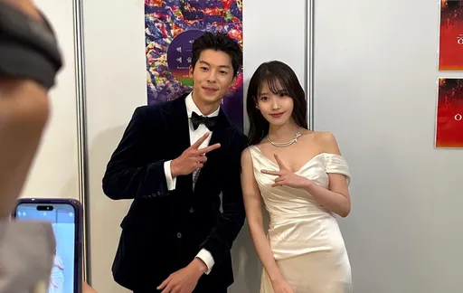 許光漢為百想旋風訪韓22小時 和女神IU後台互動曝光