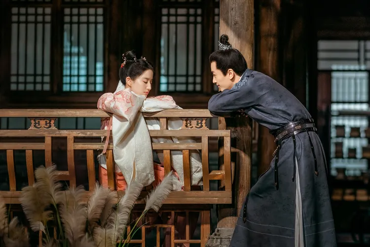 陳曉（右）和劉亦菲船上搞浪漫。中視提供