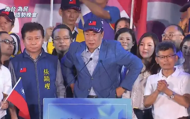郭台銘在台上多次舉起雙手向大家揮舞。翻攝自郭台銘臉書
