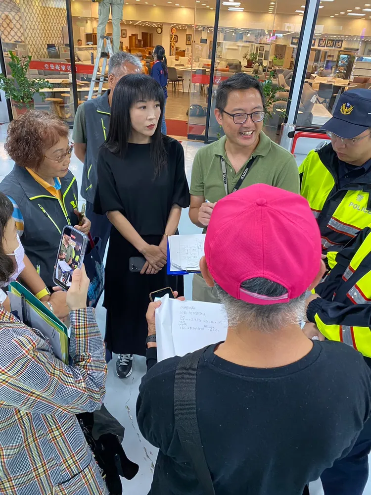 五股中興路與新五路口未淨空，導致回堵塞車嚴重，市議員蔡淑君會勘找出解決辦法。服務處提供