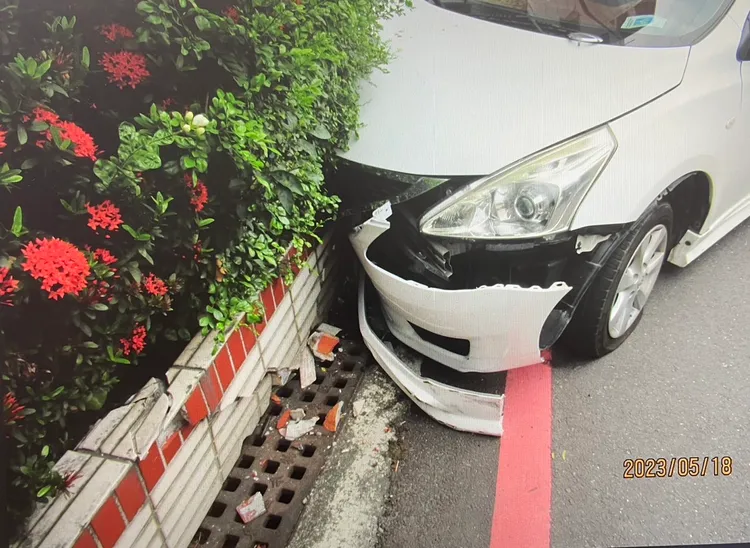 轎車撞向民宅花台。讀者提供