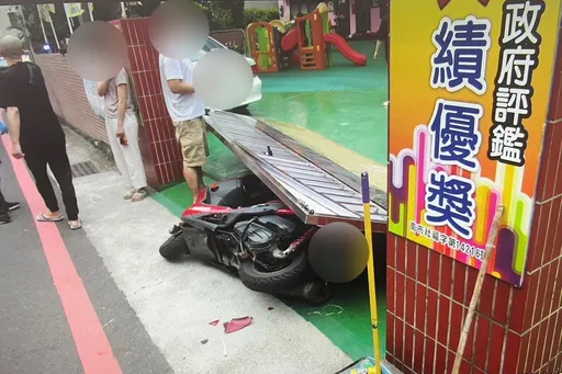 台南巷弄彎道汽機車擦撞　轟！幼兒園大門慘遭擊落