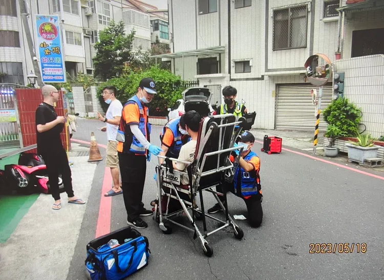 機車騎士輕傷就醫。讀者提供
