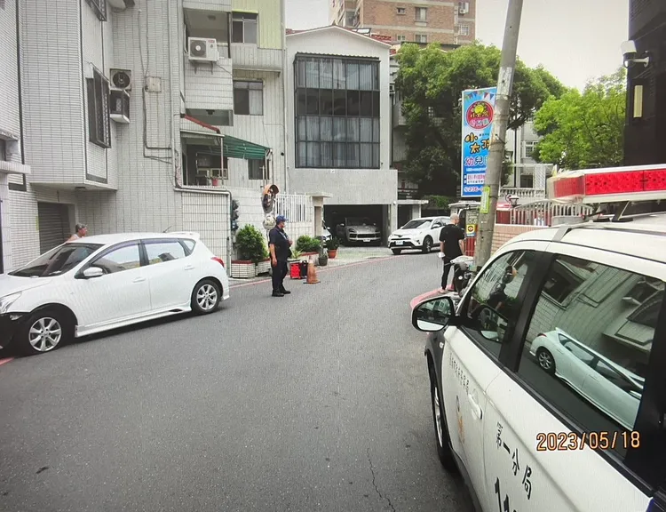 警方呼籲經過狹小巷道務必減速慢行。讀者提供