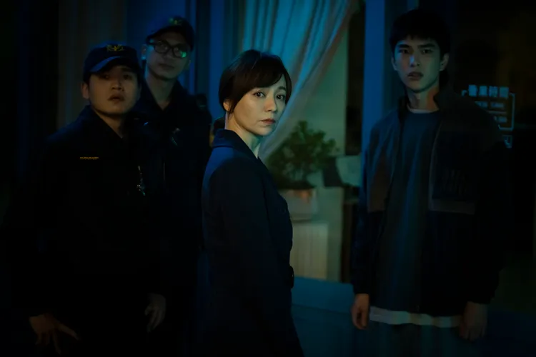 季芹（中）為了讓自己Hold在角色狀態裡，進組前一天，特別交代經紀人與助理，不要問她跟「林靜美」無關的問題，右為曾敬驊。八大提供