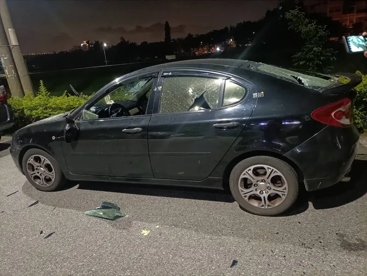 阮男車窗被砸毀。民眾提供