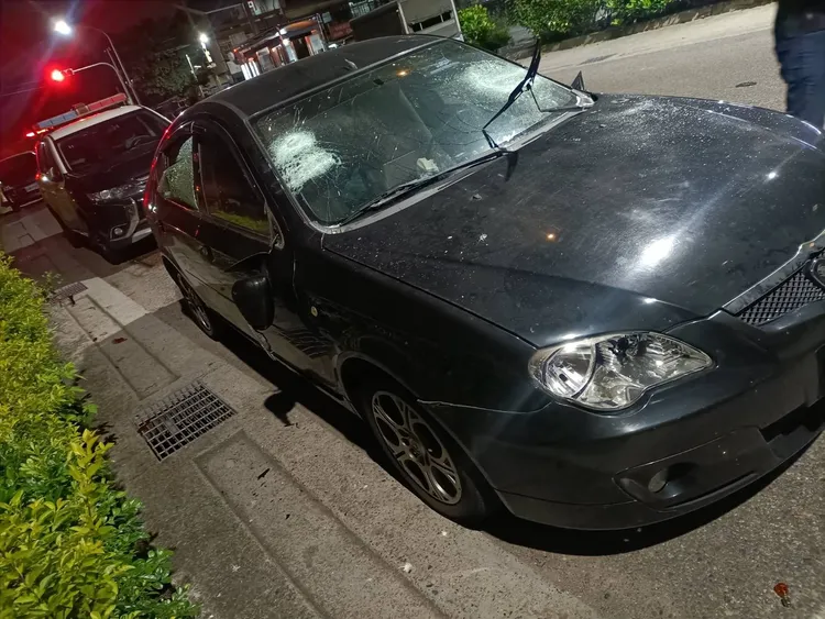 阮男車窗被砸毀。民眾提供