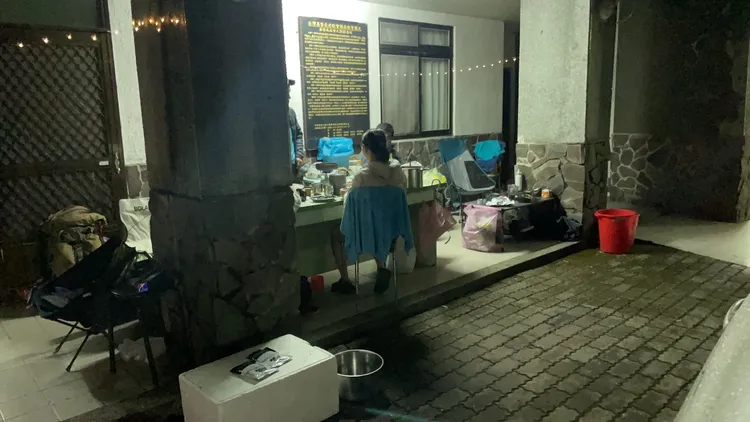 網友看來把教會空間當自己露營地，相當恣意。引自傳道師楊始皇臉書