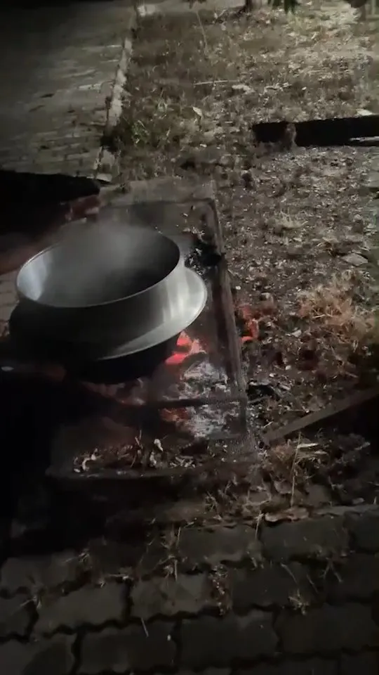 遊客還野炊。引自傳道師楊始皇臉書