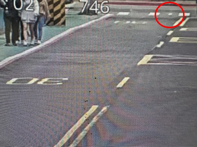 眼尖警發生女學生走在馬路上，門票從口袋中飛走。翻攝畫面