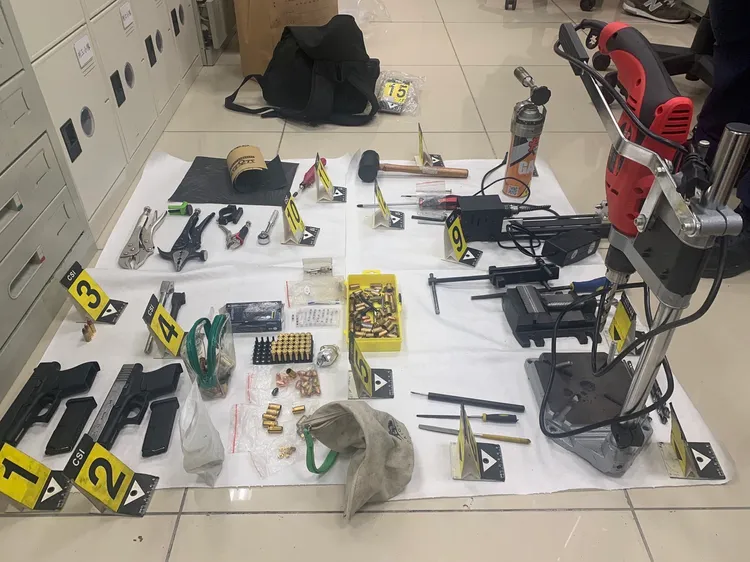 蔡嫌家中如小型兵工廠，搜出多支改造槍枝與毒品。翻攝畫面