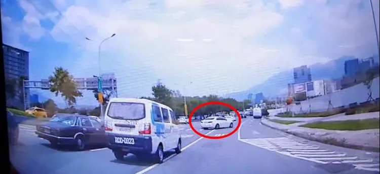 一開始是一台白色無人車衝出，其他車輛嚇到不敢動。讀者提供