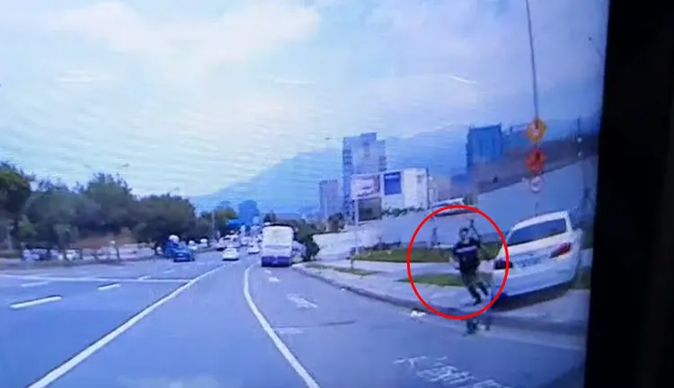 白車旁可看到還有下來追車的拖吊車人員。讀者提供