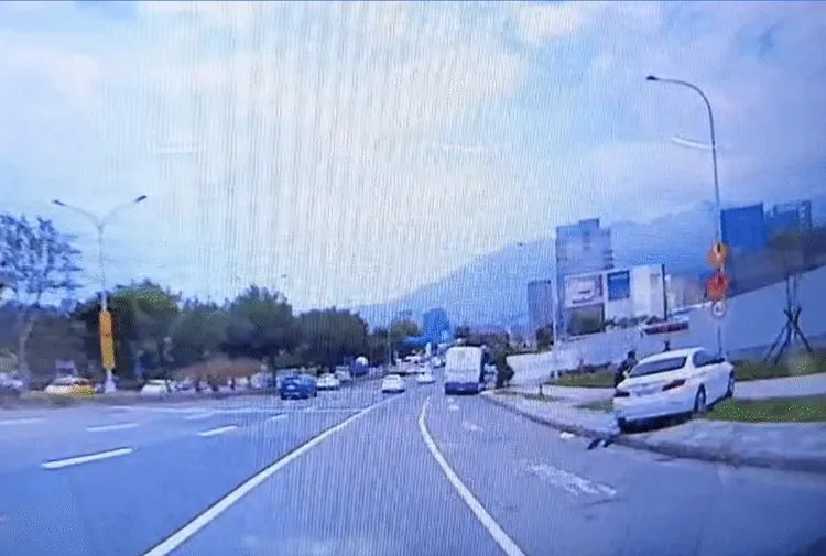 白車接著滑到人行道上後，換拖吊車開始滑。讀者提供