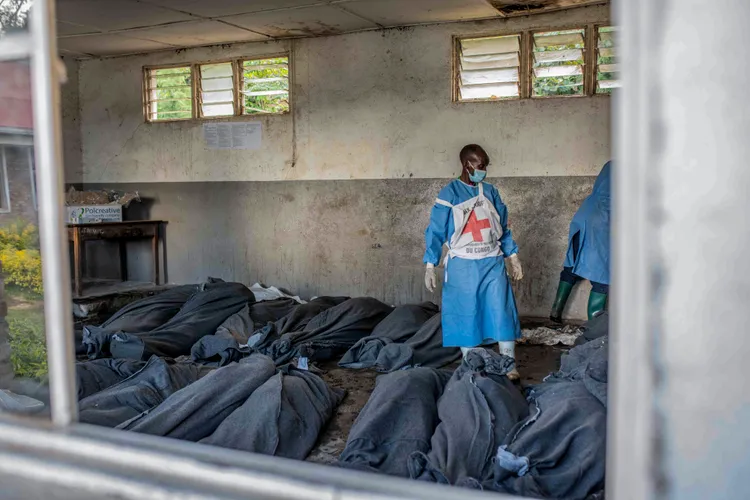 被尋獲的屍體堆積成排。美聯社