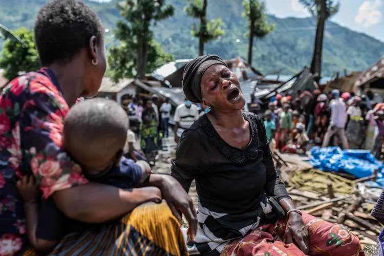 失去親人的災民痛哭。美聯社