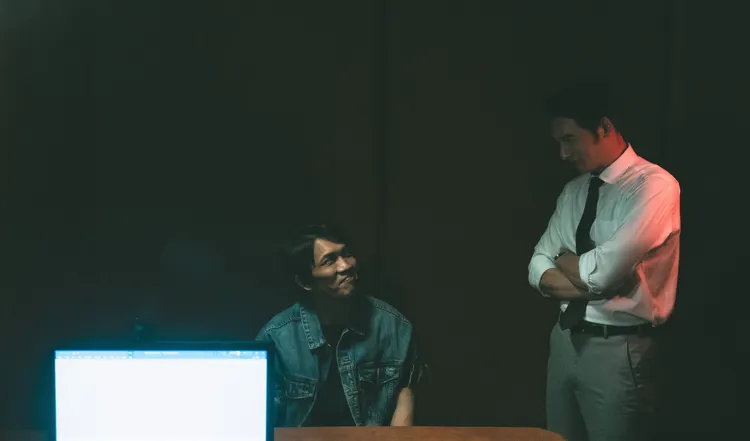 温昇豪（右）擔任檢察官時送黃尚禾進牢裡，這次成了辯護律師，兩人再度交手。八大提供