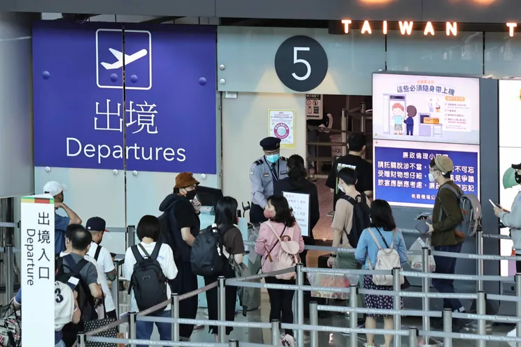 2021年國際及兩岸客運量，僅有102萬人次。資料照，施昂強攝