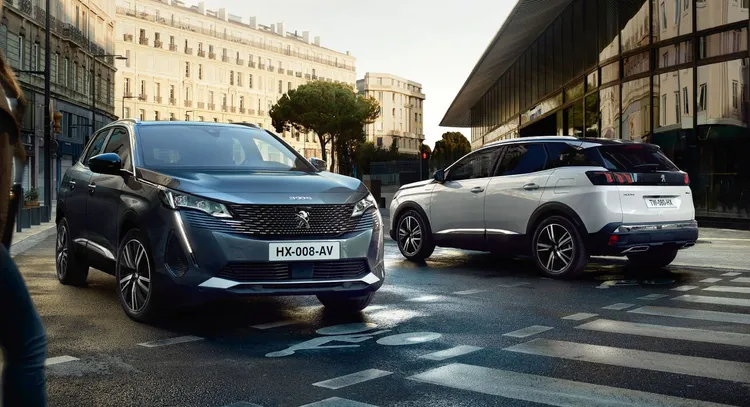 5月購買Peugeot 3008及5008車系指定車型，提供5年或5萬公里免費保養，加贈1萬元的消費抵用券。原廠照片