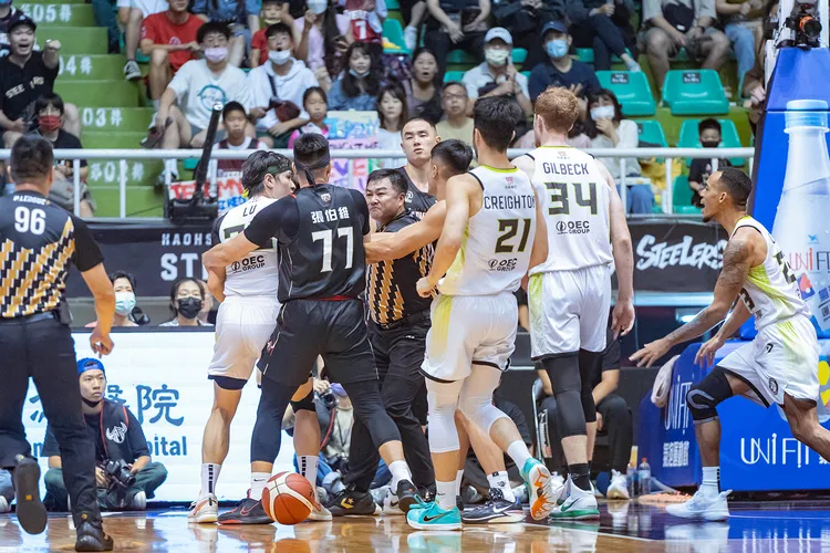 兩隊發生衝突。PLG