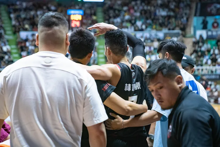 林書豪(中)受傷。PLG