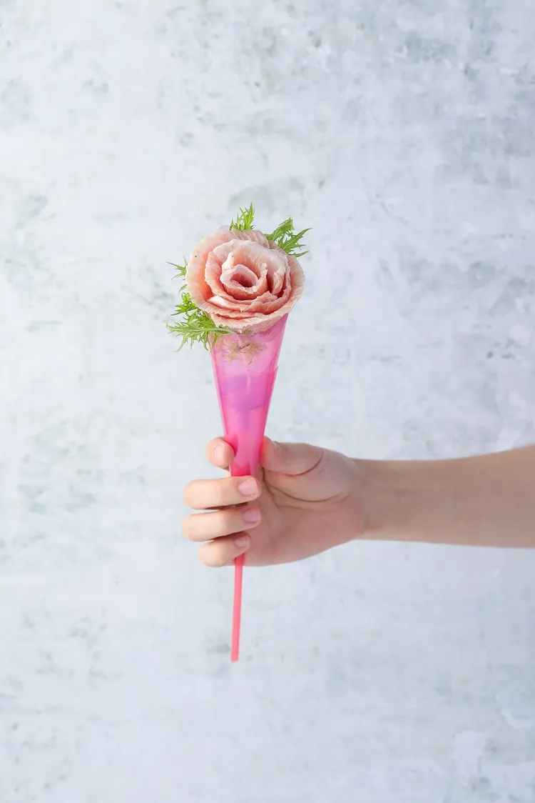 到店單筆消費滿2500元「oh my!原燒」招待「燒肉玫瑰花」1份。業者提供