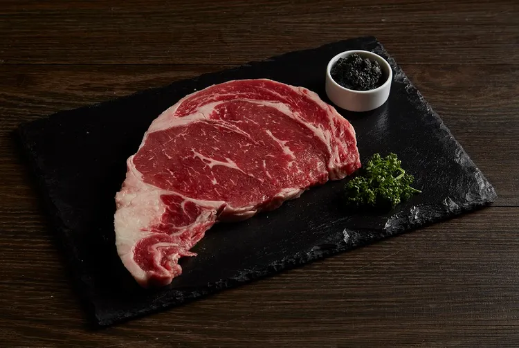 到「肉次方」內用4份「強擊の肉」套餐，憑券加菜「10oz松露肋眼牛排」1份。業者提供