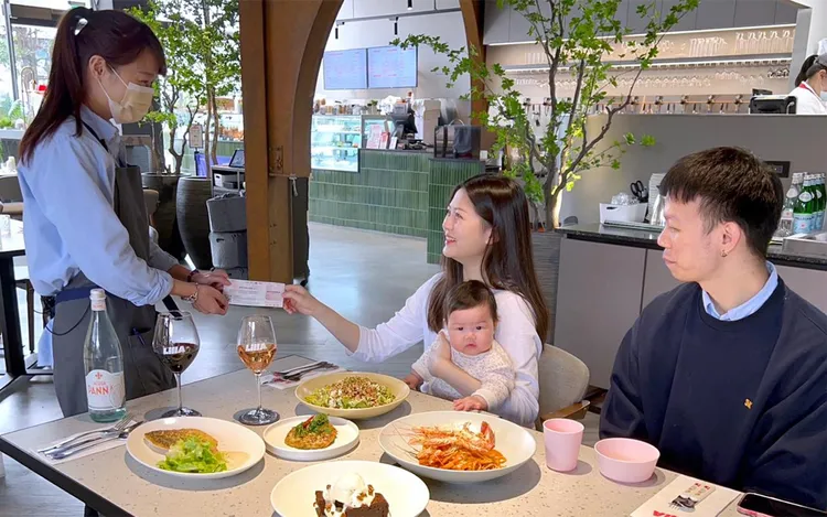 洛杉磯風格十足的LillA首度推出限定母親節套餐，攜手珠寶品牌一起寵愛媽咪。業者提供