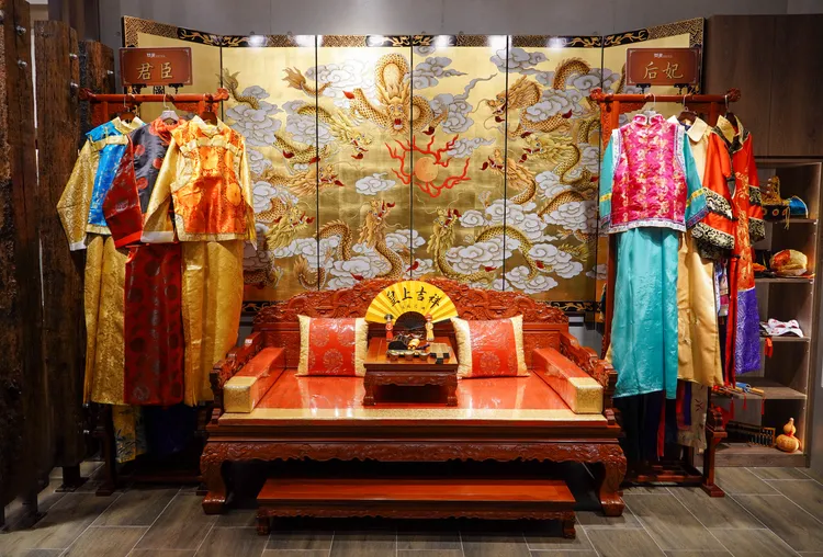 問鼎還有免費龍鳳袍COSPLAY，可以跟媽咪一起裝扮玩樂。業者提供