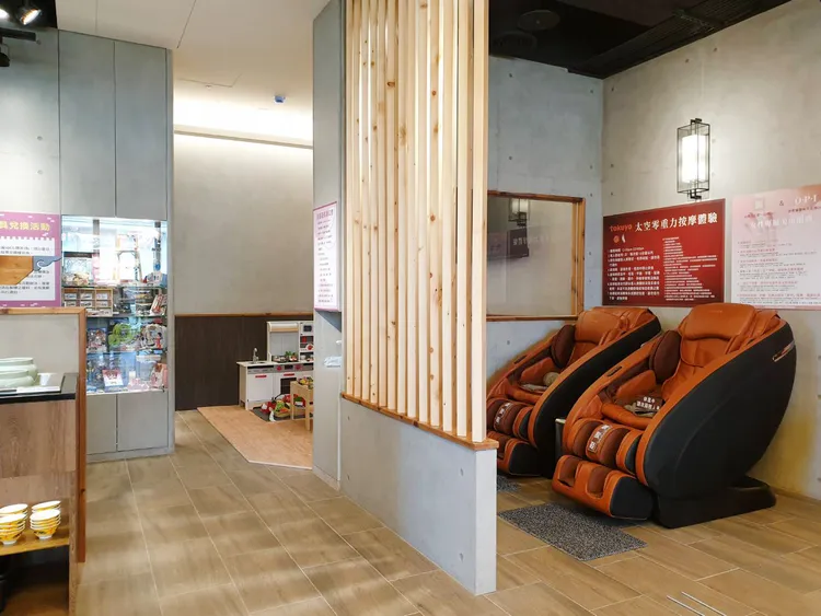 問鼎免費提供TOKUYO零重力按摩椅、兒童屆愛馬仕之稱的德國HAPE愛傑卡玩具打造的兒童專屬遊戲室。業者提供