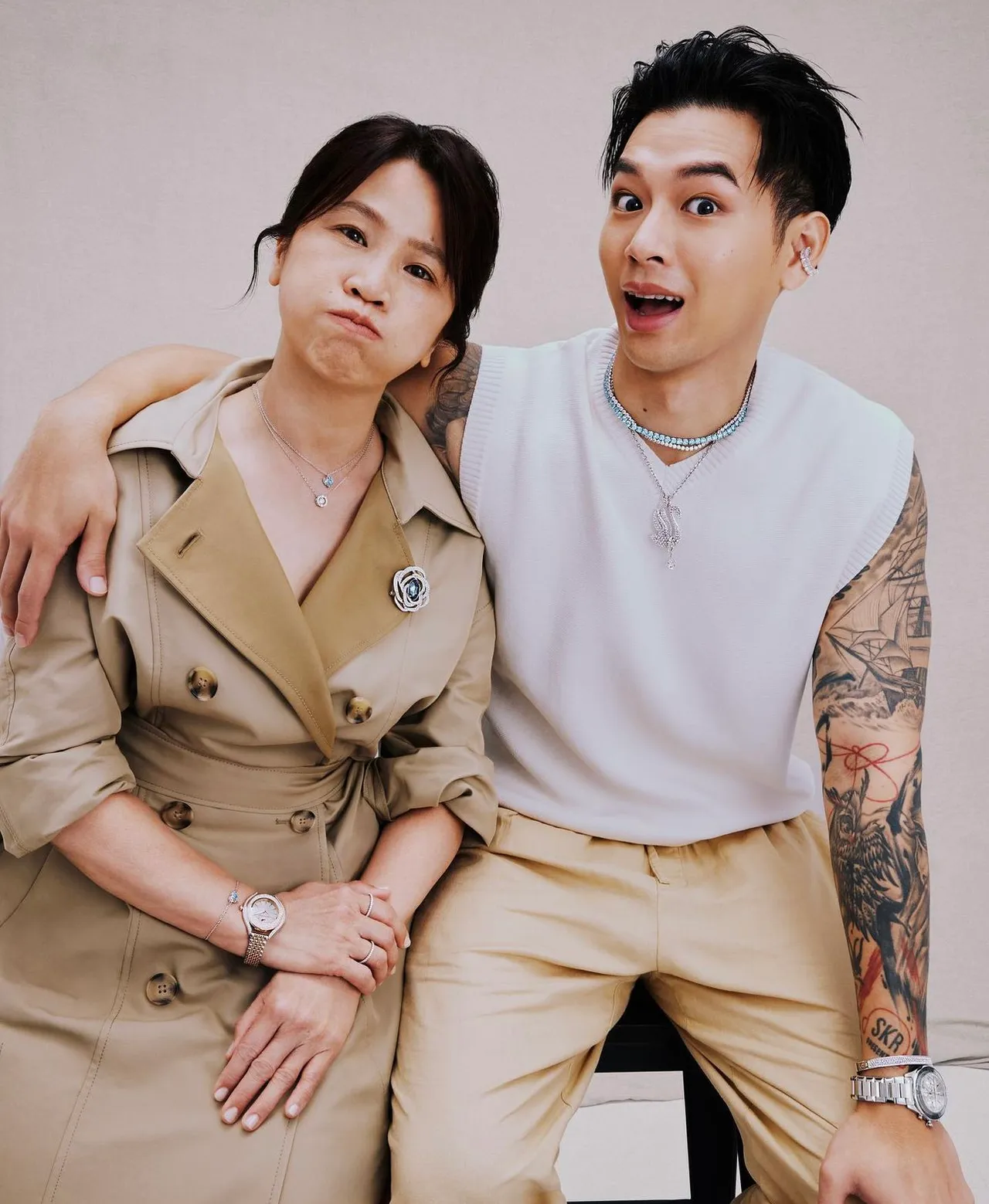 高爾宣與媽媽合拍廣告宣傳照。施華洛世奇提供