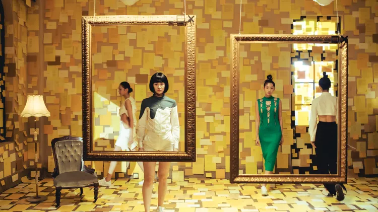 店內展示有APUJAN旗下2023春夏「奇幻旅館」系列在內的上百款服飾。品牌提供