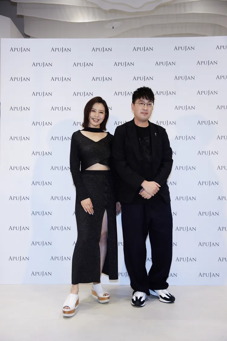 劉品言（左）與設計師詹朴於活動中開心合影。品牌提供