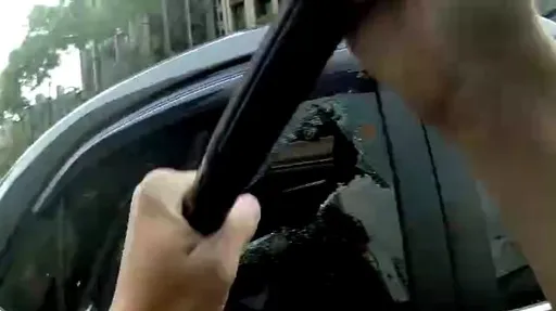 谎报身分被秒戳破后驾车欲逃 土城警破窗负伤逮通缉男